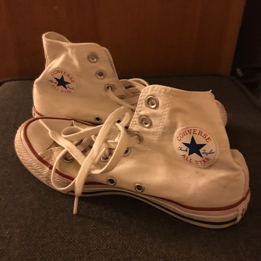 WHITE CONVERSE ALL STAR SNEAKERS